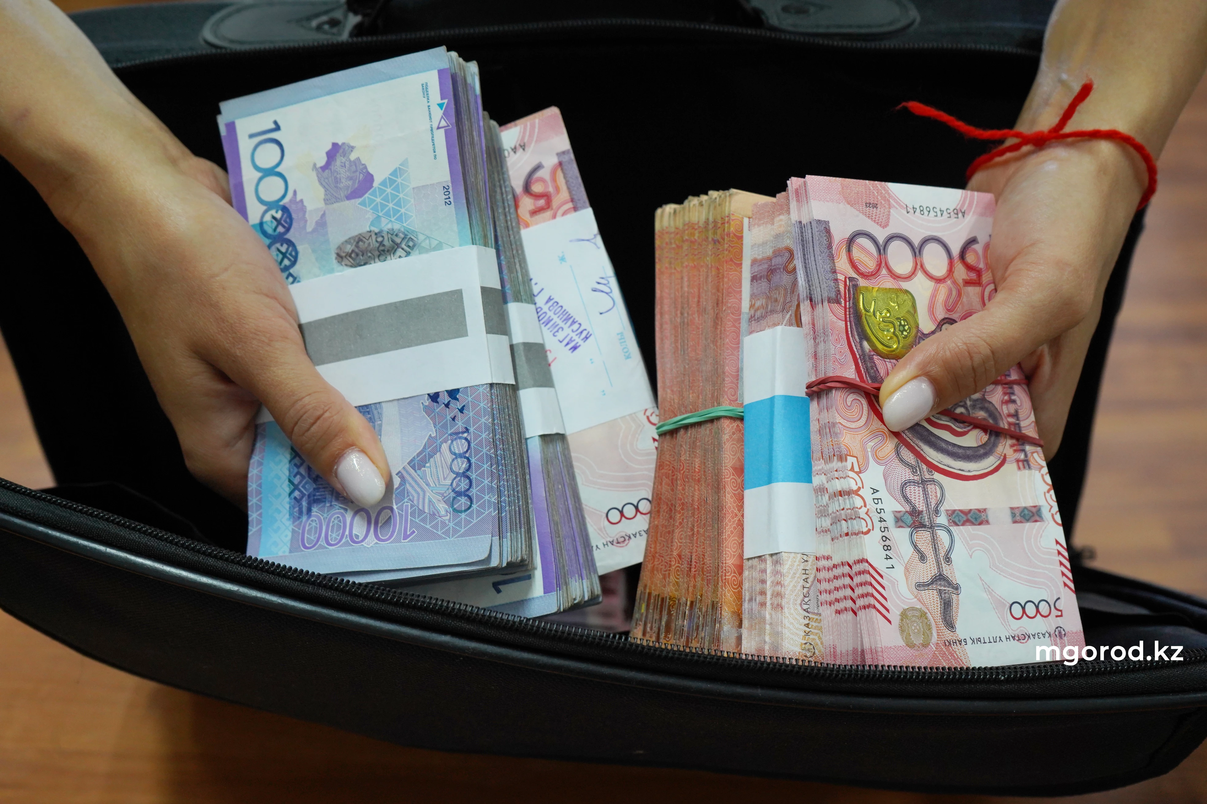 Жена главы филиала вуза в Актобе собирала с абитуриентов деньги и тратила на себя